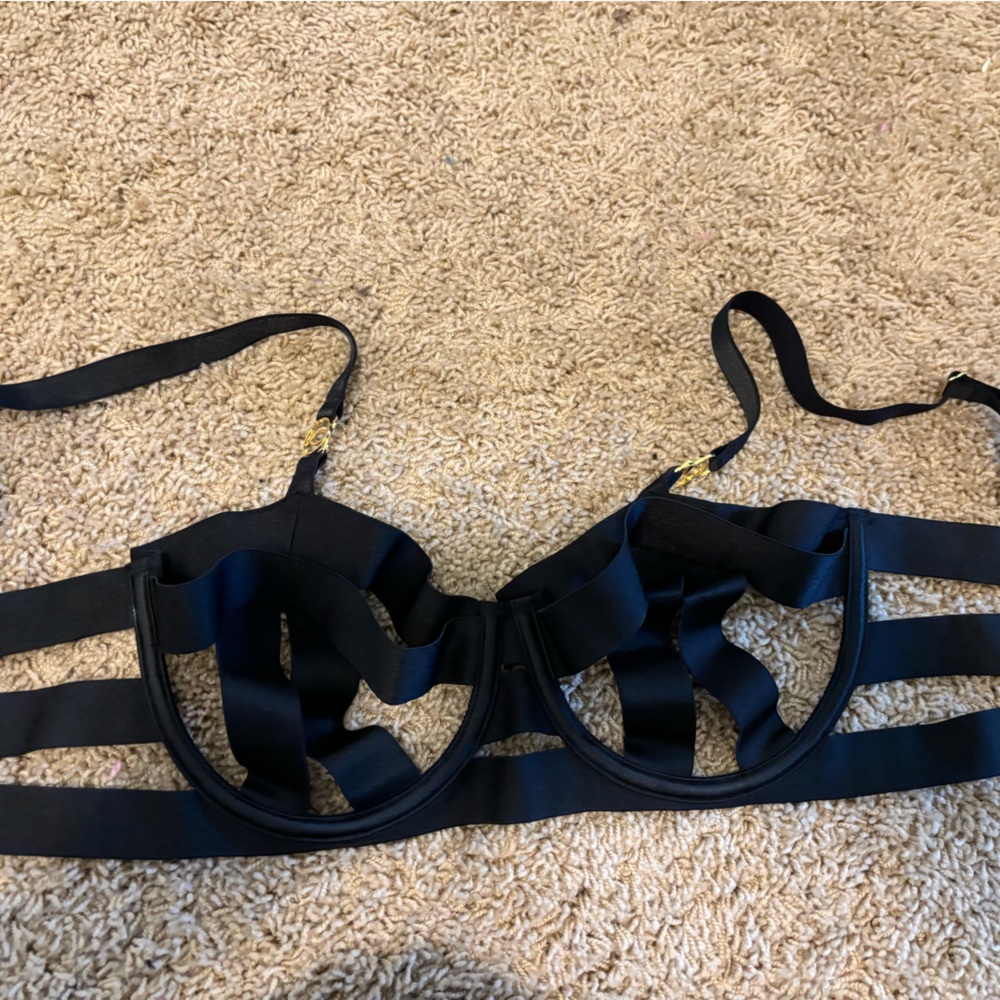 Black banded VS bra 32DD NWT